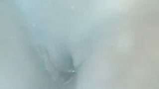 Загорелая девушка моется в душе и светит губастой пилоткой перед скрытой камерой