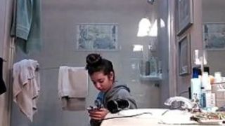 Загорелая девушка разделась в ванной и показала свою волосатую вагину и титьки