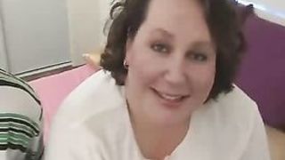 Толстая брюнетка трахается со своим любовником в позе 69 и раком на кастинге