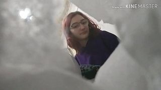 Симпатичная девка показала в ванной упругую попку и аккуратную щель