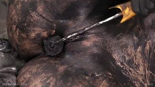 Неадекватная сучка во время ремонта измазала тело черной краской и выебала себя грязным валиком