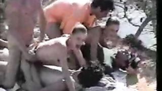 Две привлекательные барышни трахаются с чуваками на природе